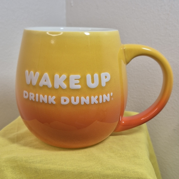 Wake Up Drink Dunkin' Be Awesome 2019 Coffee Mug 20 oz Yellow Orange Ombre NWOT - Picture 4 of 8